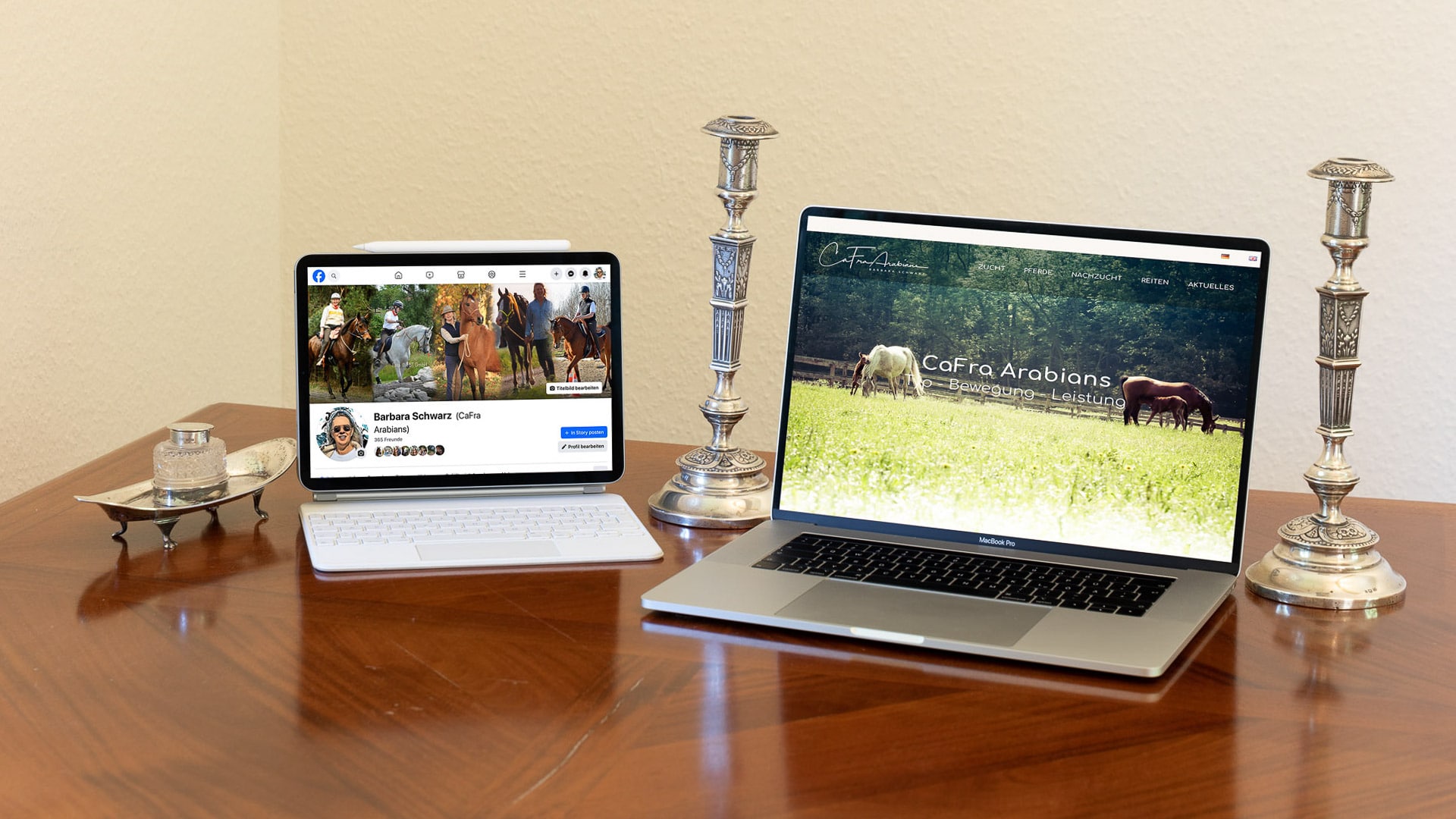 iPad mit Facebook-Profil und Macbook mit Webseite stehen auf einem Schreibtisch
